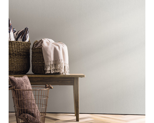 Decoratieve scène met manden en textiel op een houten tafel voor een wand