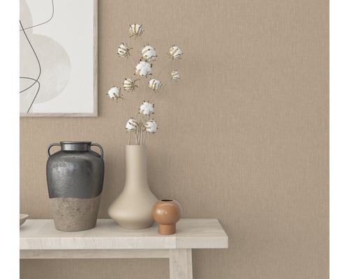 Close-up van een gedecoreerde tafel met vazen en een abstracte tekening aan de muur.