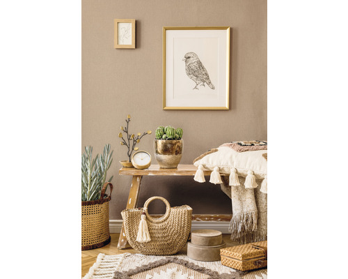 Decoratieve woonkamerambiance met zitbank, kussen, vloerkleed en accessoires