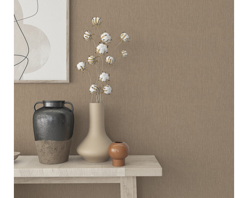Decoratieve vazen en een schilderij op een tafel voor een beige muur