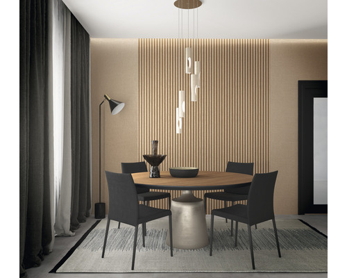 Eetkamer met ronde tafel, stoelen, hanglamp en vloerlamp