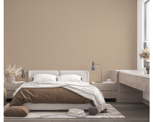 Slaapkamer met tweepersoonsbed, nachtkastjes en beige muur