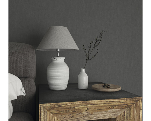 Decoratieve tafellamp met stoffen kap, vaas en schaal op een houten tafel