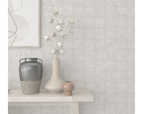 Lichte woonkamerscène met decoraties op een tafel en een behang met patroon