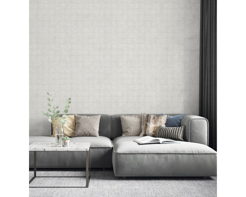 Woonkamer met grijze bank, kussens en patroonbehang voor een heldere en moderne sfeer.