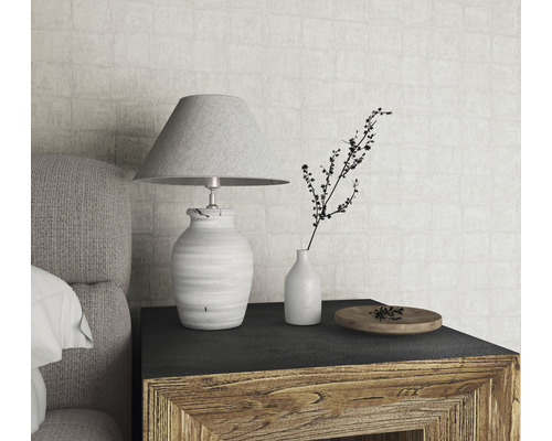 Decoratieve nachtkastscène met lamp, vaas en klein bord