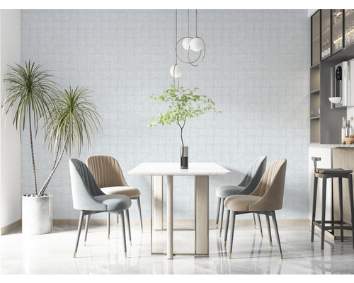 Eetkamer met eettafel, stoelen, hanglamp en kamerplanten voor een lichte en moderne sfeer.