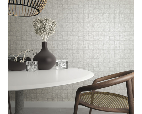 Interieurscène met eettafel, stoel en wandbekleding met steenmotief
