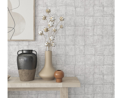 Decoratieve wand met bakstenen behang, vaas met planten en andere decoratieve elementen