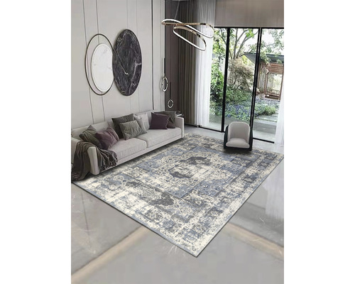 Woonkamer met bank en een gematteerd tapijt