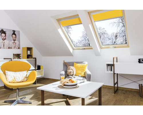Woonkamer op zolder met dakramen, rolgordijnen en meubels