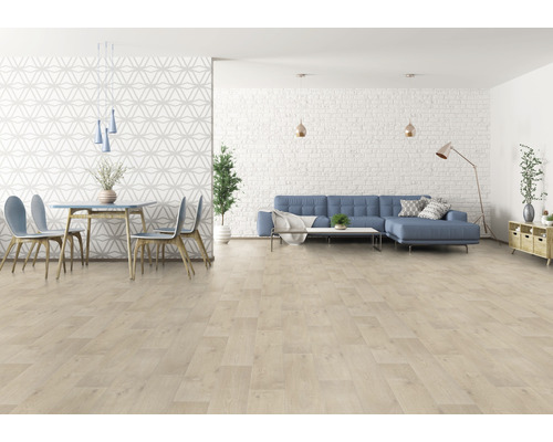 Lichte woonkamer met laminaatvloer, bank en eettafel