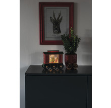 Decoratie met speelgoedtrein, plant en ingelijste hertenafbeelding op dressoir