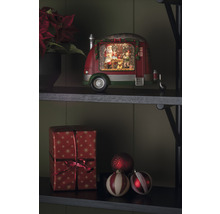 Decoratief object met kersttafereel in de vorm van een caravan met kerstman en elfen op een plank