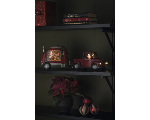 Decoratieve scène met kersttruck en caravan op een plank, feestelijke sfeer