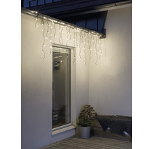 Buitenkant van een huis met verlichte ijspegelverlichting boven een raam