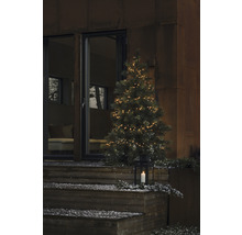 Buitentrap met kerstboom, lichtjes en lantaarn
