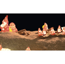 Decoratieve kerstscène met verlichte figuren en hout