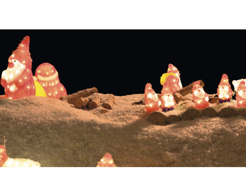 Decoratieve kerstscène met verlichte figuren en hout
