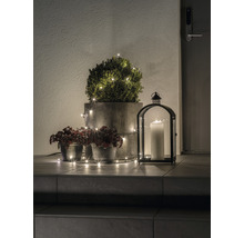 Decoratie met potplanten, windlicht en lichtsnoer buiten