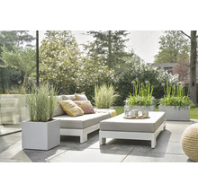 Tuinsetting met loungemeubels, plantenbakken en decoratieve elementen voor buiten