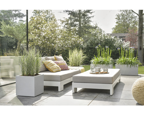 Tuinsetting met loungemeubels, plantenbakken en decoratieve elementen voor buiten