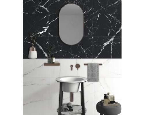 Moderne badkamer met wastafel, spiegel en marmeren tegels