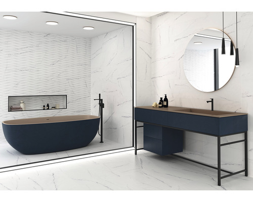 Lichte badkamer met ligbad, wastafel en marmeren tegels