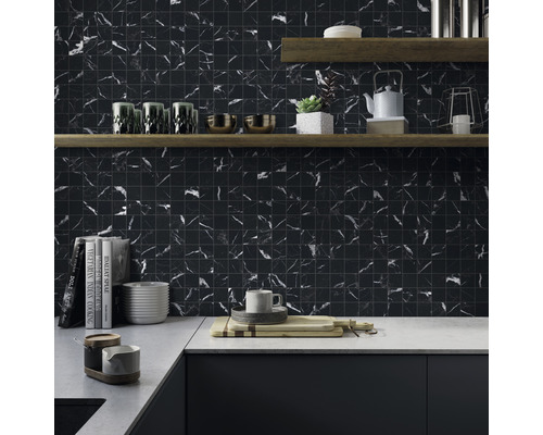 Keukenscène met mozaïektegels in marmerlook, houten planken en werkbladen