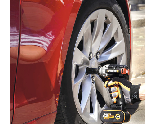 Accu-slagmoersleutel in gebruik op een autowiel