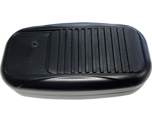 Zwarte voetsteun met geribbeld oppervlak.