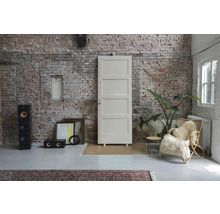 Kamerzicht met deur, luidspreker, fauteuil en decoratie voor een bakstenen muur