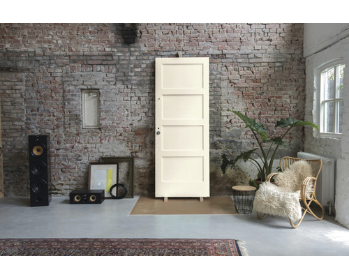 Scene met een binnendeur, luidsprekers, fauteuils en decoratie voor een bakstenen muur