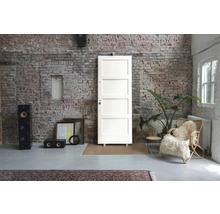 Interieurontwerp met witte binnendeur tegen een bakstenen muur, luidsprekers, fauteuil en vloerkleed