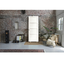 Interieur met witte binnendeur, luidsprekers, fauteuil en kamerplant voor een bakstenen muur
