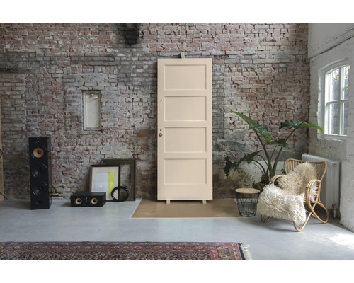 Interieur met deur, luidsprekers, fauteuil en tapijt voor een bakstenen muur