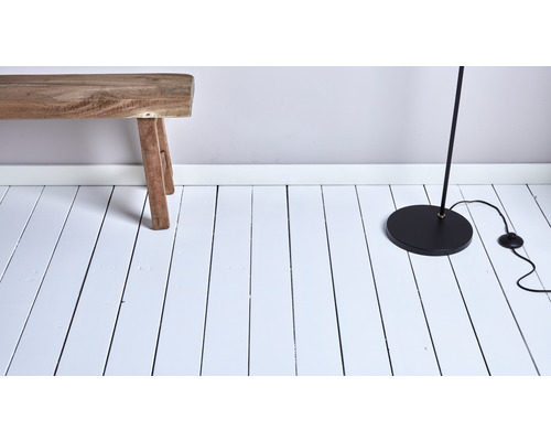 Detailopname van een scène met een houten bank en een staande lamp