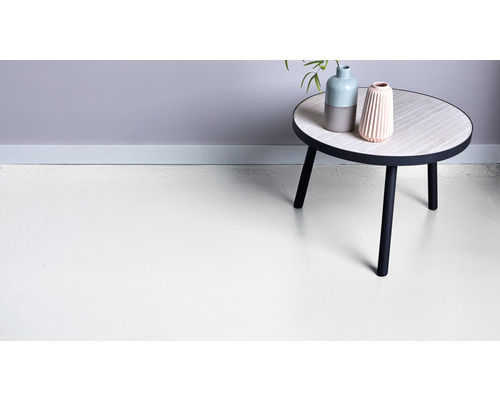 Kameroverzicht met epoxyharsvloer, bijzettafel en decoratieve vazen