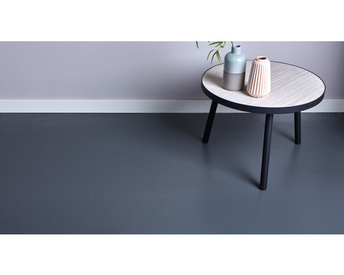 Vloeraanzicht met tafel en decoratieve vazen