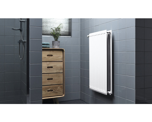 Badkamer met douche, radiator en houten commode