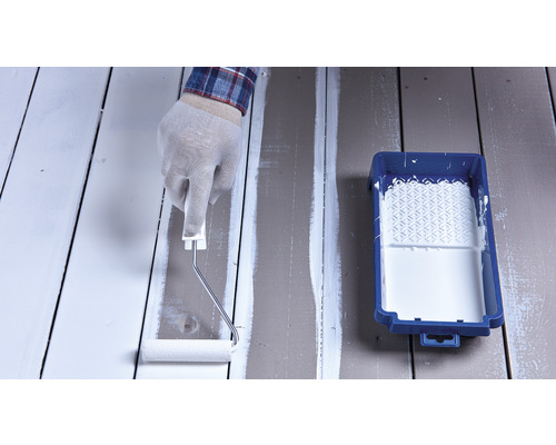 Hand schildert hout met verfroller en verf