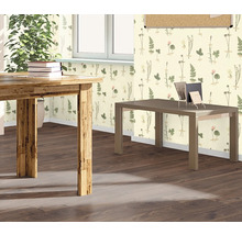 Kamerweergave met houten tafel, bureau en behang met bloemenmotief