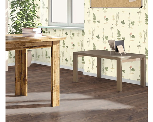 Kamerweergave met houten tafel, bureau en behang met bloemenmotief