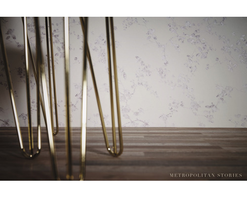 Detailopname van metalen tafelpoten voor een wandbehang met een bloemmotief.