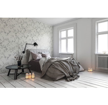 Lichte slaapkamer met bed, nachtkastje en decoratief behang