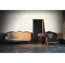 Klassieke woonkamer met bank, fauteuil, spiegel en behang met motief