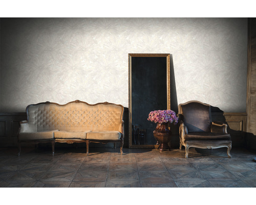 Klassieke woonkamer met bank, fauteuil, spiegel en behang met motief