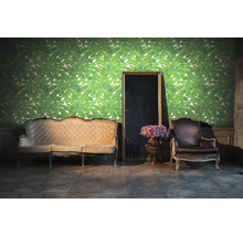 Decoratieve ruimte met groen bladbehang, bank, fauteuil en spiegel