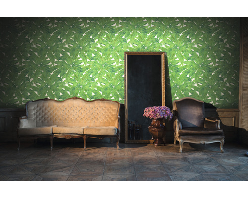 Decoratieve ruimte met groen bladbehang, bank, fauteuil en spiegel