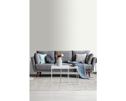 Woonkamer met geometrisch behang, bank en tafel